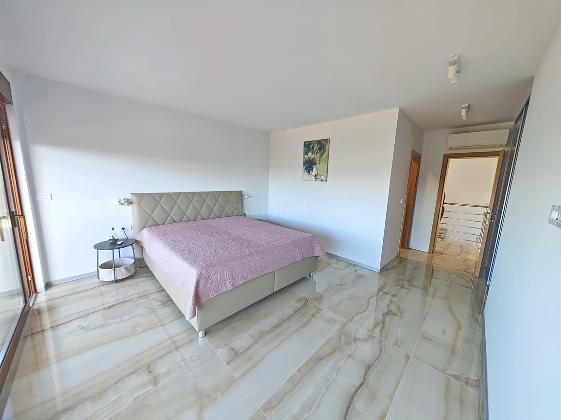 Malinska, villa moderna con piscina in posizione tranquilla!