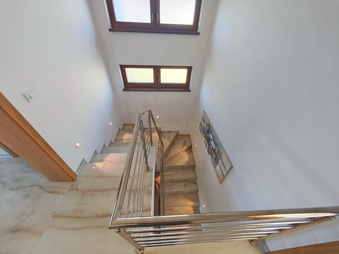 Malinska, villa moderna con piscina in posizione tranquilla!