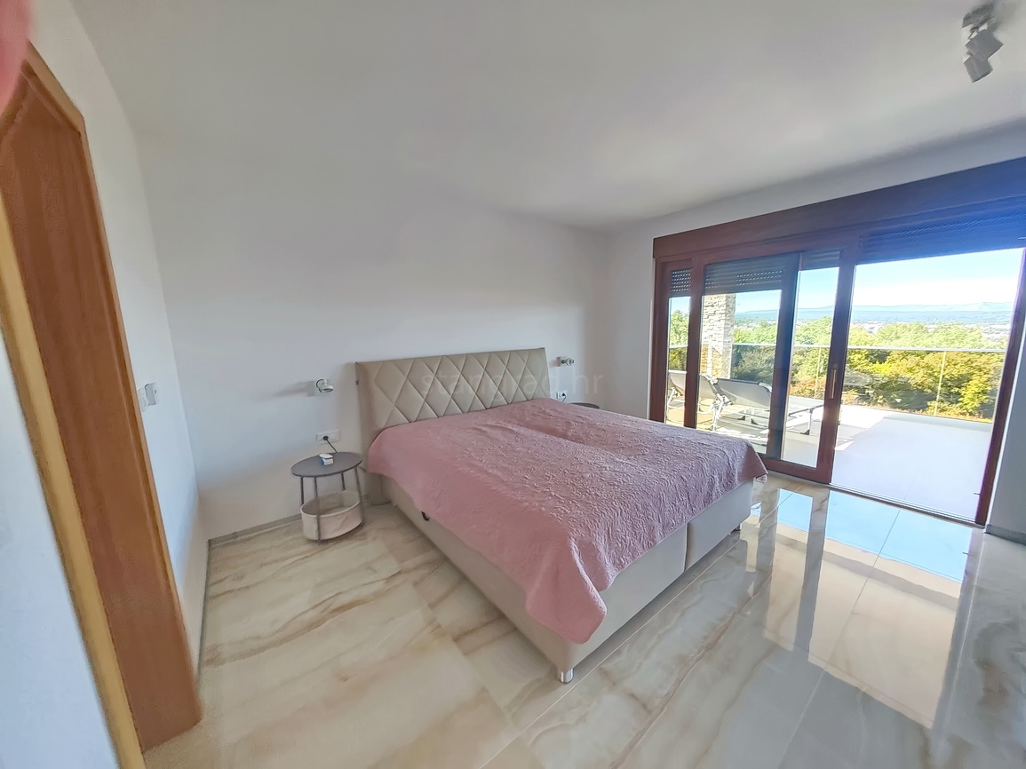 Malinska, villa moderna con piscina in posizione tranquilla!