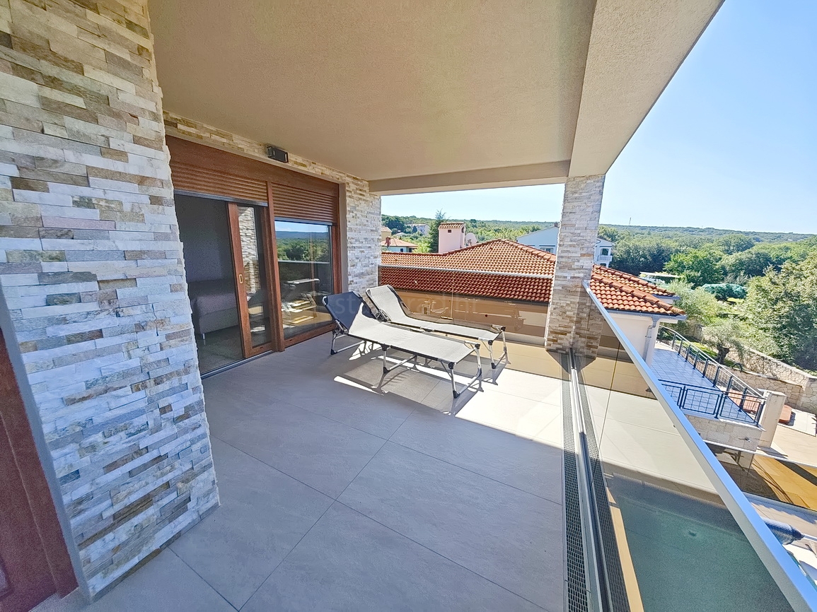 Malinska, villa moderna con piscina in posizione tranquilla!