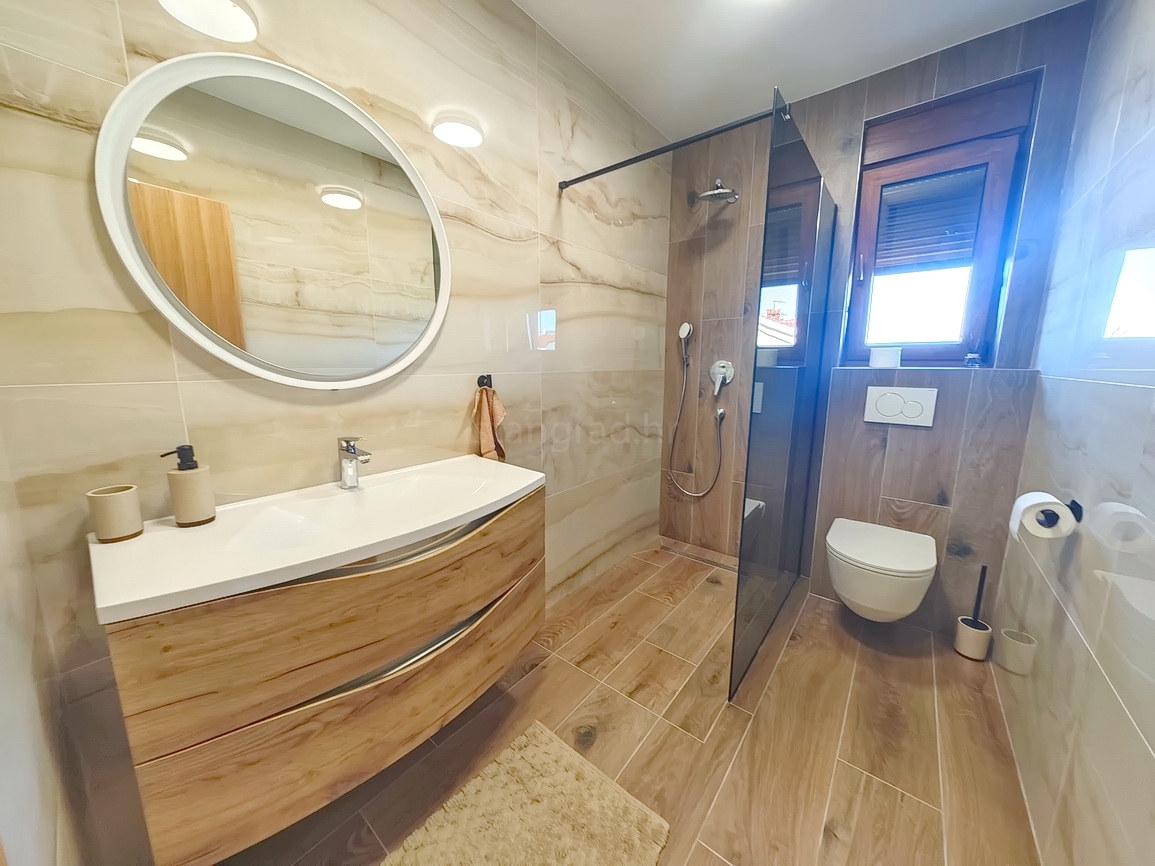 Malinska, villa moderna con piscina in posizione tranquilla!