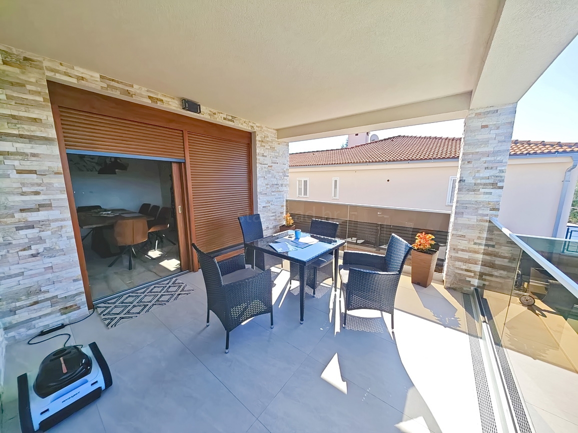 Malinska, villa moderna con piscina in posizione tranquilla!