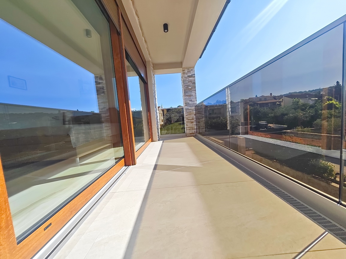 Malinska, villa moderna con piscina in posizione tranquilla!