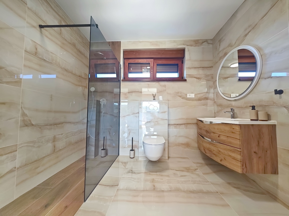 Malinska, villa moderna con piscina in posizione tranquilla!