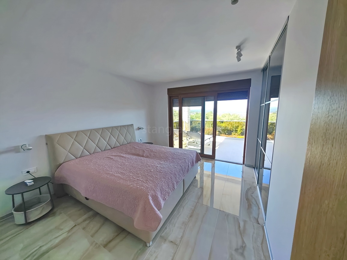 Malinska, villa moderna con piscina in posizione tranquilla!