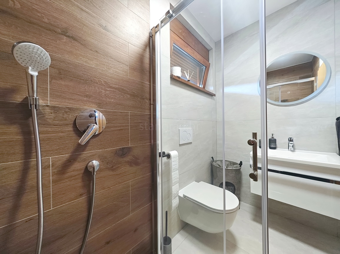 Malinska, villa moderna con piscina in posizione tranquilla!