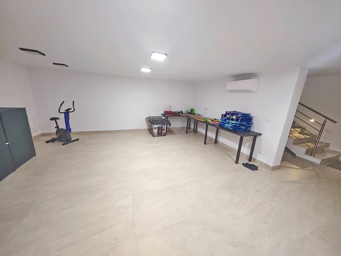 Malinska, villa moderna con piscina in posizione tranquilla!