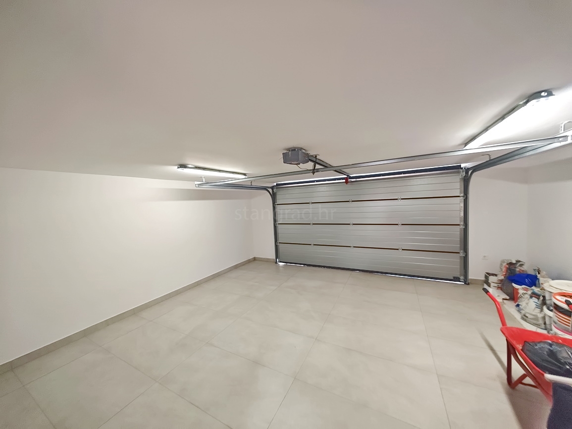 Malinska, villa moderna con piscina in posizione tranquilla!