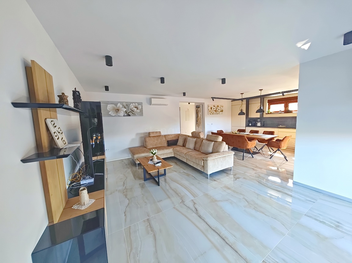 Malinska, villa moderna con piscina in posizione tranquilla!