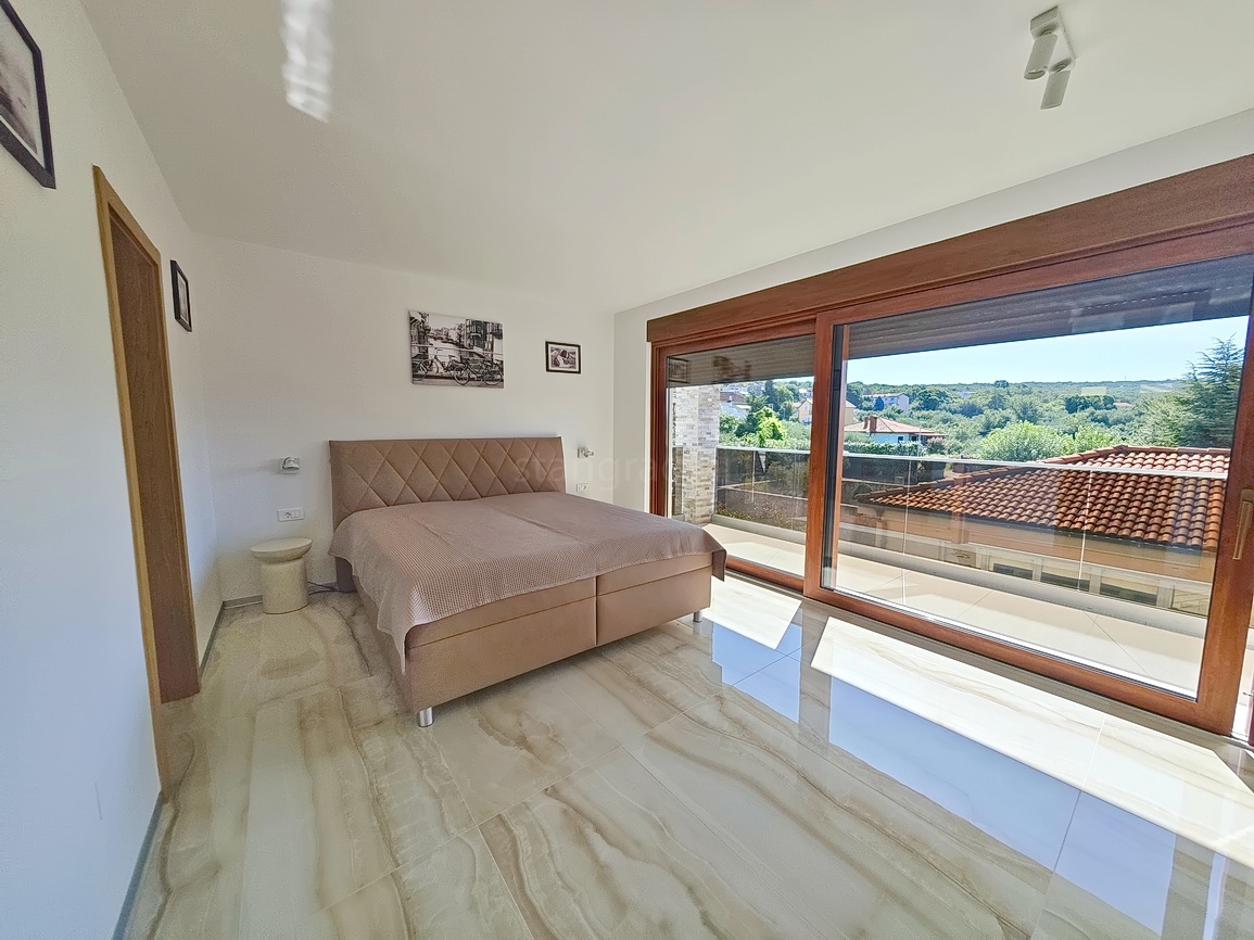 Malinska, villa moderna con piscina in posizione tranquilla!