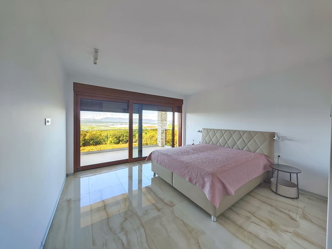 Malinska, villa moderna con piscina in posizione tranquilla!