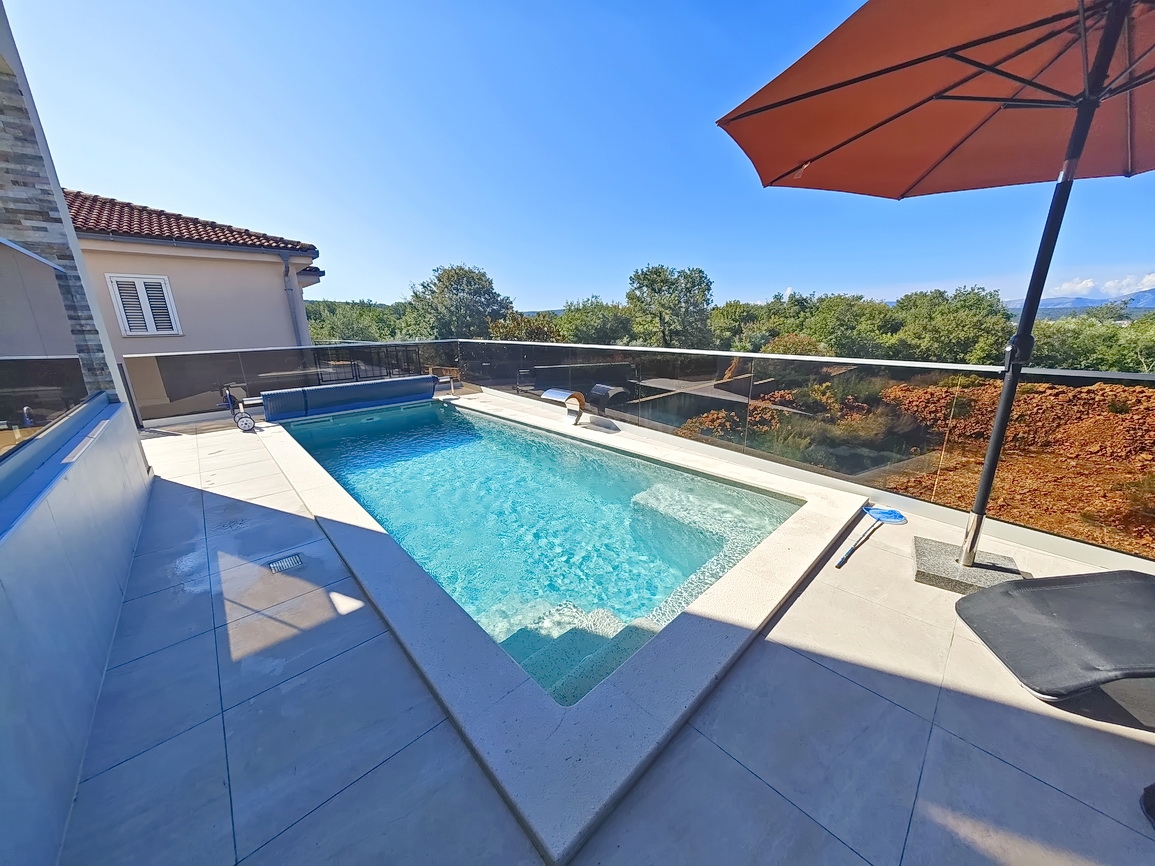 Malinska, villa moderna con piscina in posizione tranquilla!