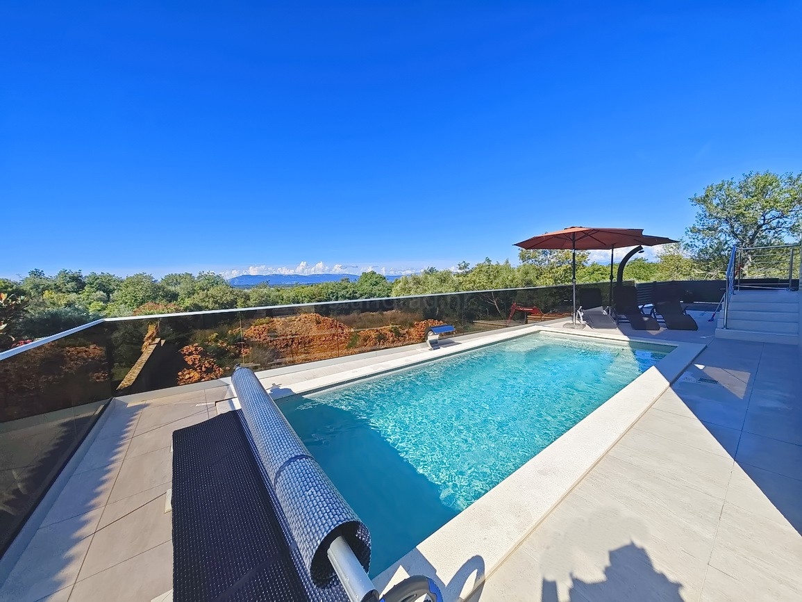 Malinska, villa moderna con piscina in posizione tranquilla!