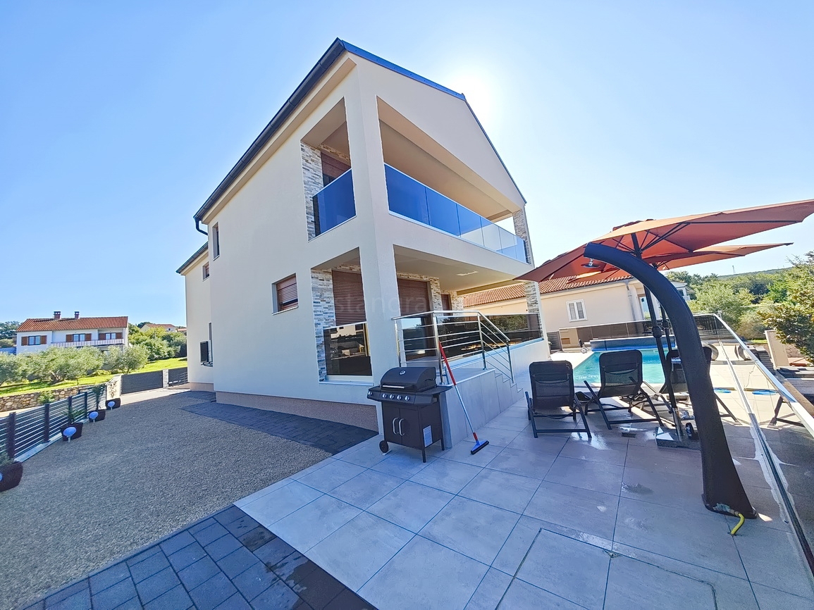 Malinska, villa moderna con piscina in posizione tranquilla!