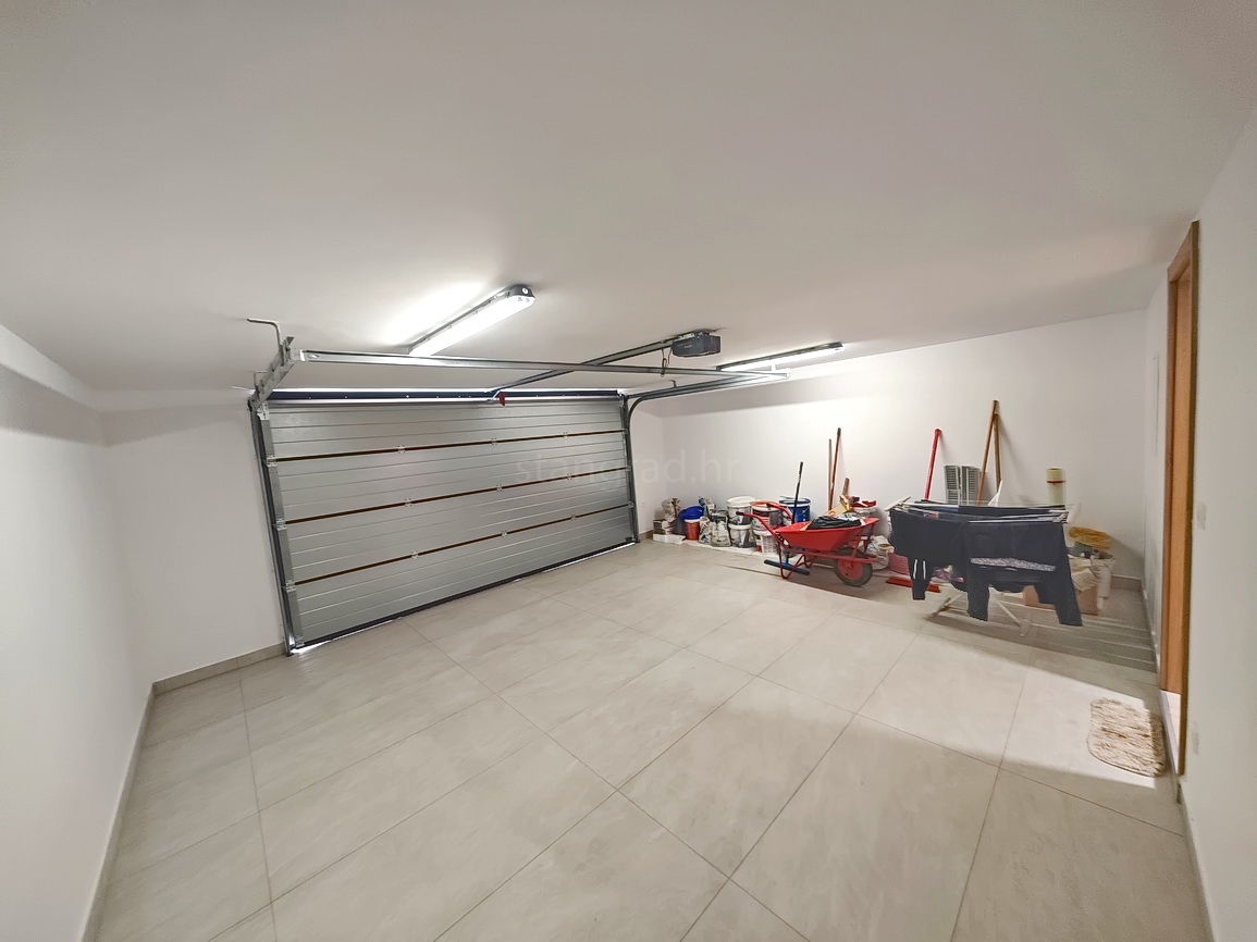 Malinska, villa moderna con piscina in posizione tranquilla!