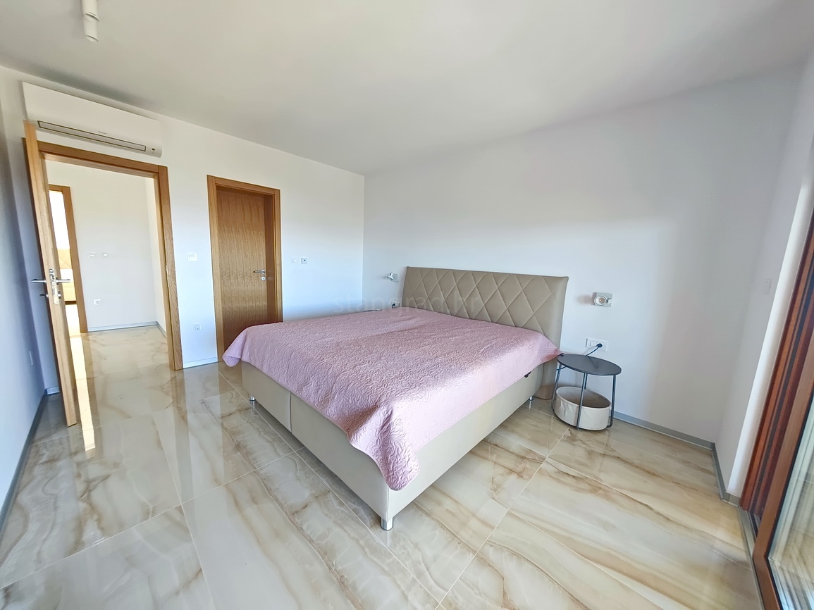 Malinska, villa moderna con piscina in posizione tranquilla!