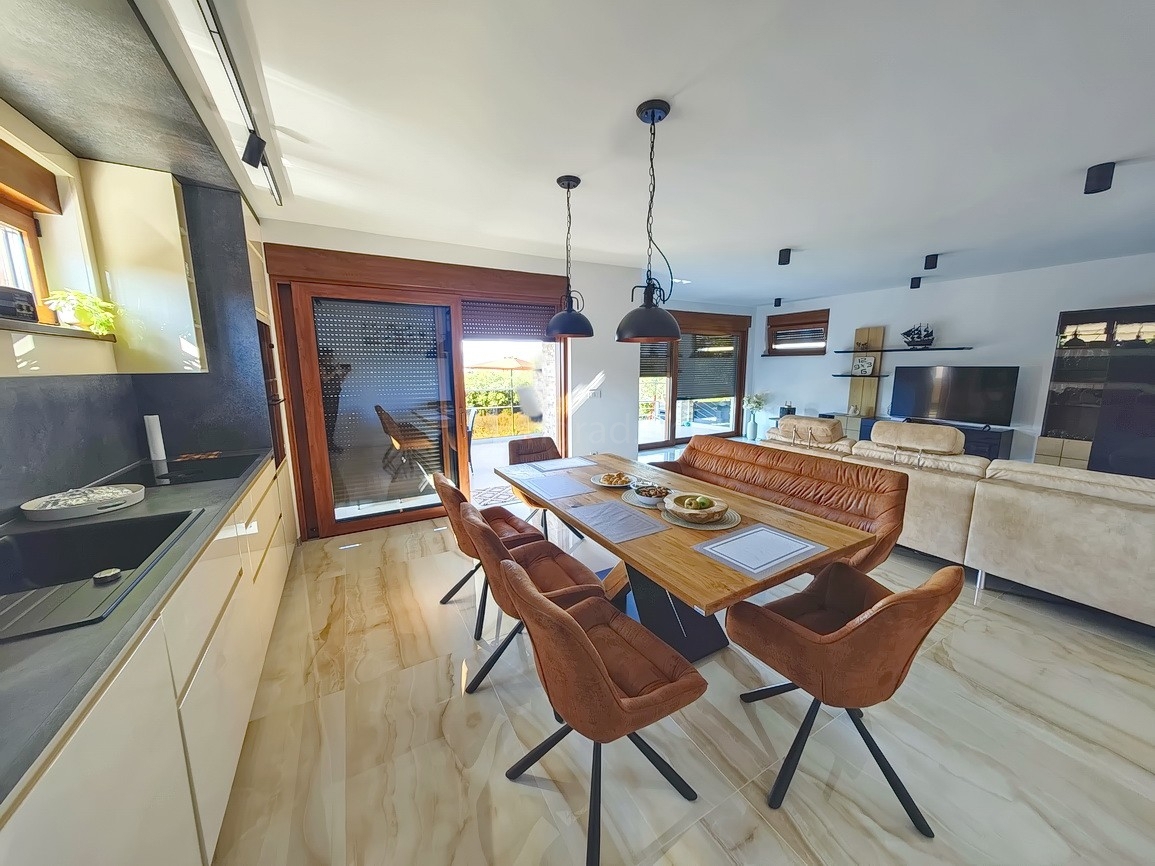 Malinska, villa moderna con piscina in posizione tranquilla!