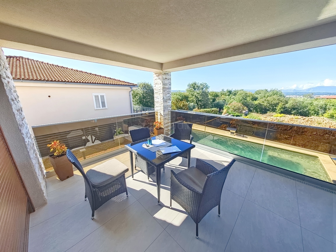 Malinska, villa moderna con piscina in posizione tranquilla!