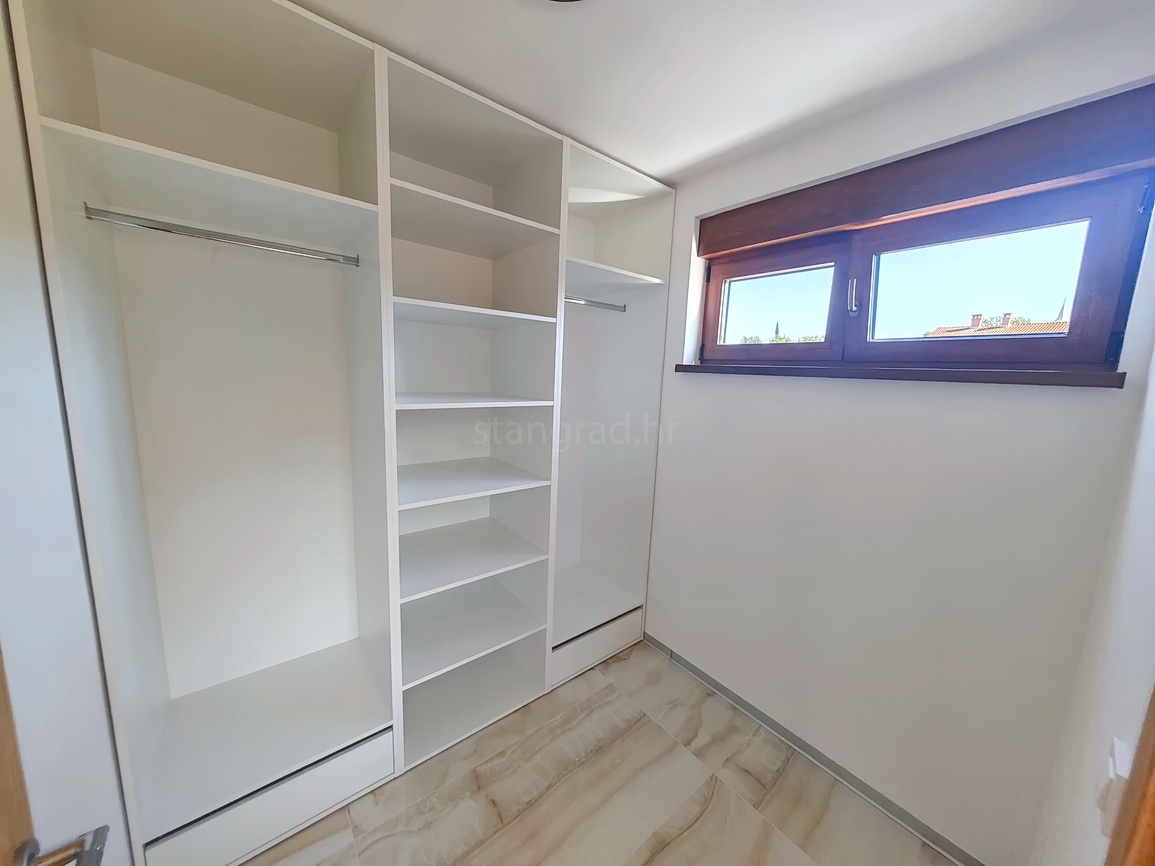 Malinska, villa moderna con piscina in posizione tranquilla!