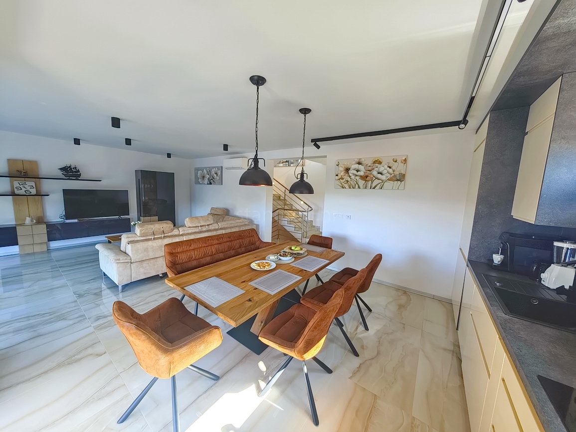 Malinska, villa moderna con piscina in posizione tranquilla!