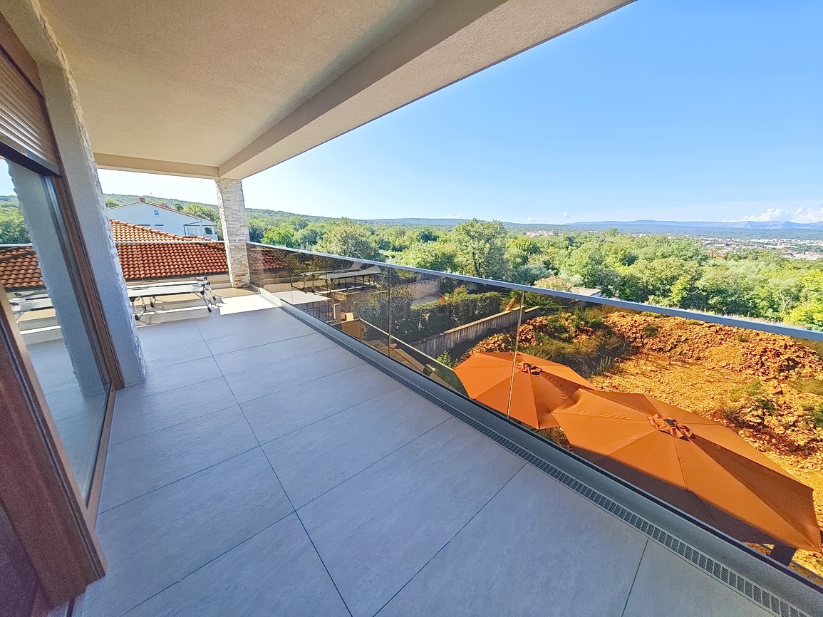 Malinska, villa moderna con piscina in posizione tranquilla!