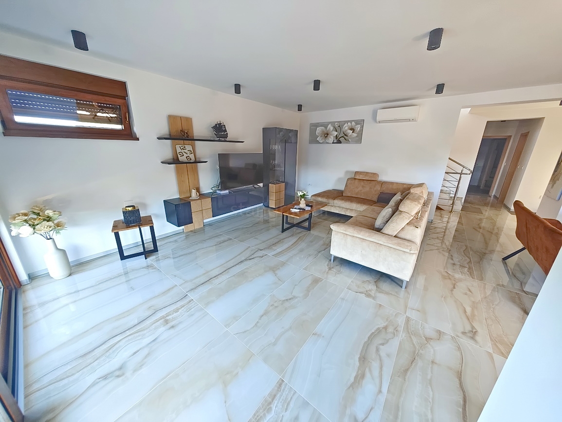 Malinska, villa moderna con piscina in posizione tranquilla!