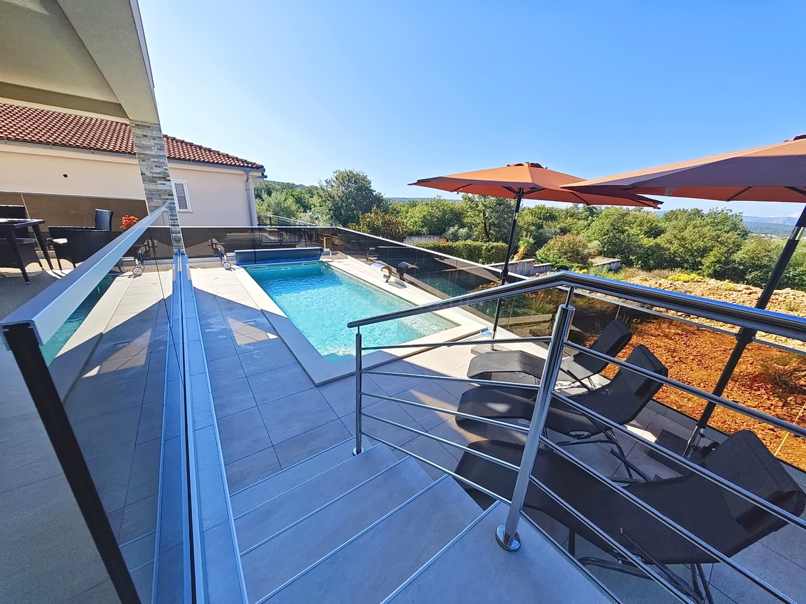 Malinska, villa moderna con piscina in posizione tranquilla!