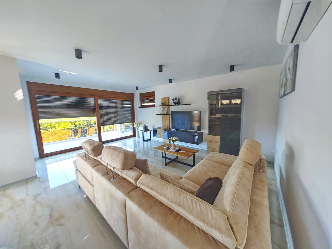 Malinska, villa moderna con piscina in posizione tranquilla!