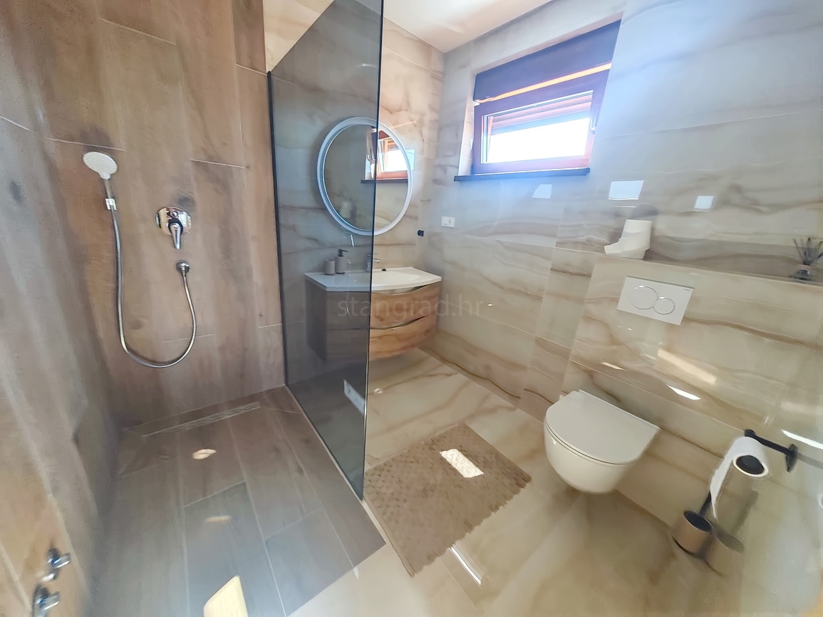 Malinska, villa moderna con piscina in posizione tranquilla!