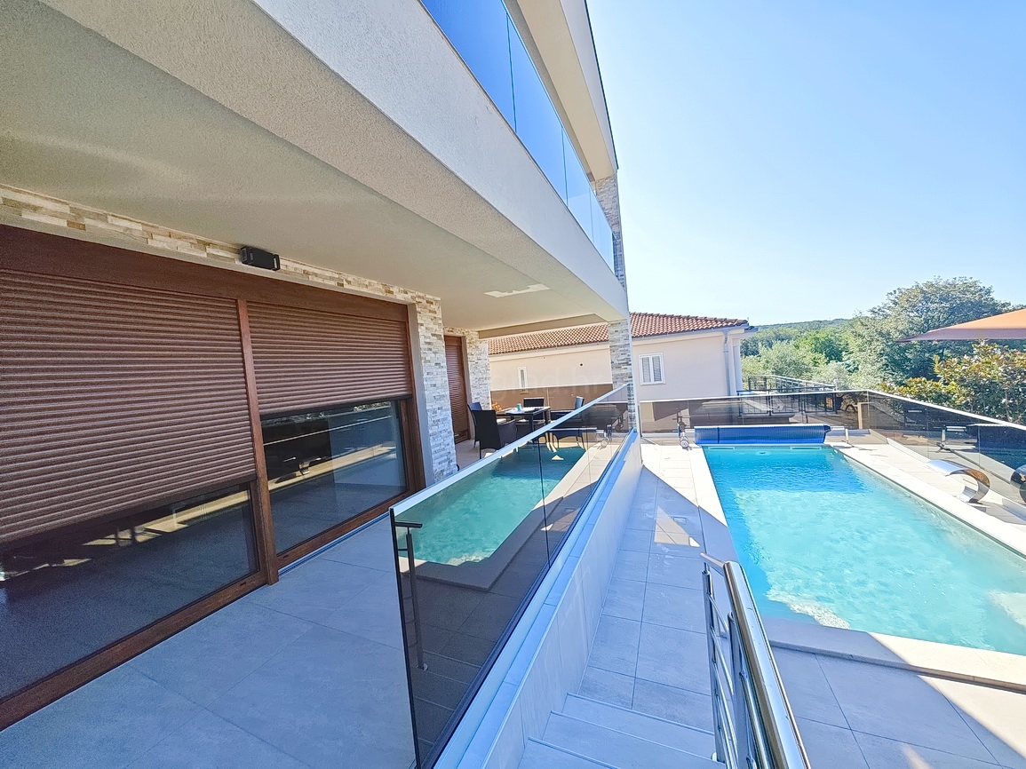 Malinska, villa moderna con piscina in posizione tranquilla!