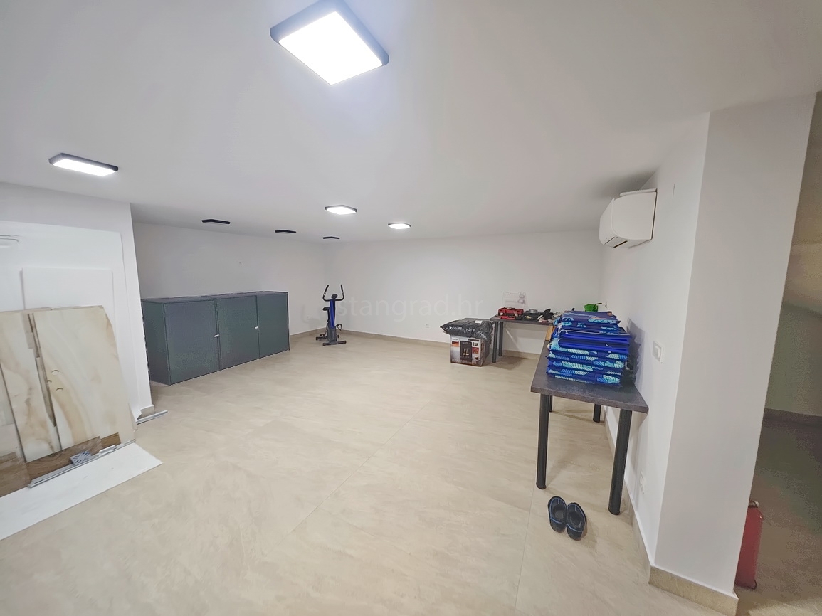 Malinska, villa moderna con piscina in posizione tranquilla!