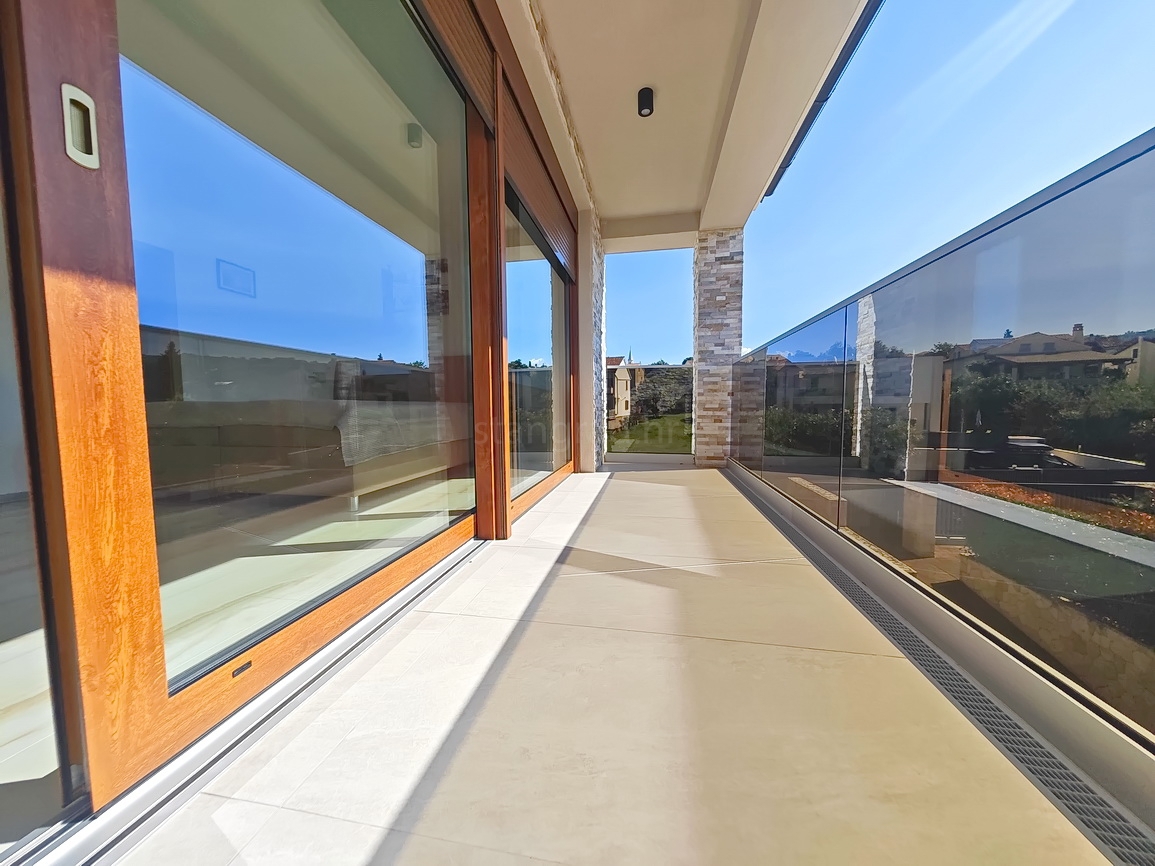 Malinska, villa moderna con piscina in posizione tranquilla!