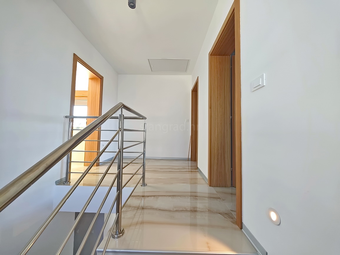 Malinska, villa moderna con piscina in posizione tranquilla!