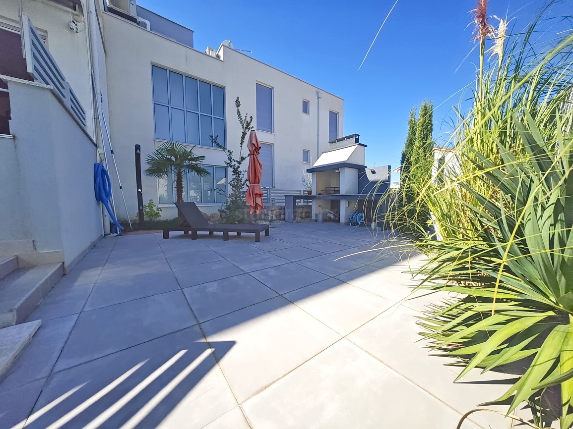 Krk, moderno appartamento con piscina e vista mare!