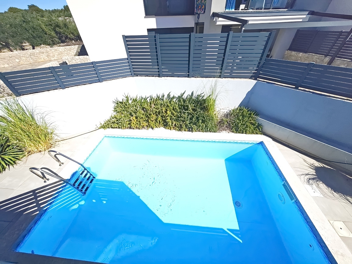 Krk, moderno appartamento con piscina e vista mare!