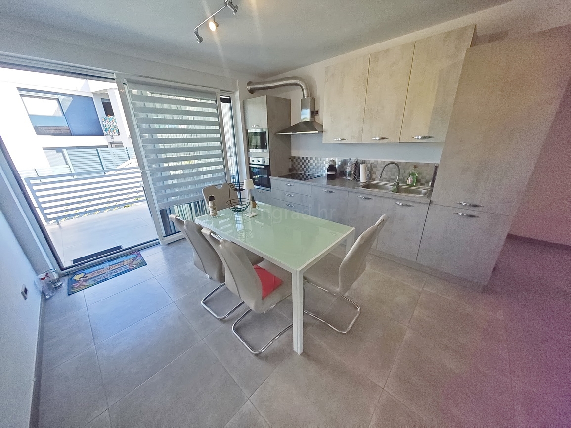 Krk, moderno appartamento con piscina e vista mare!