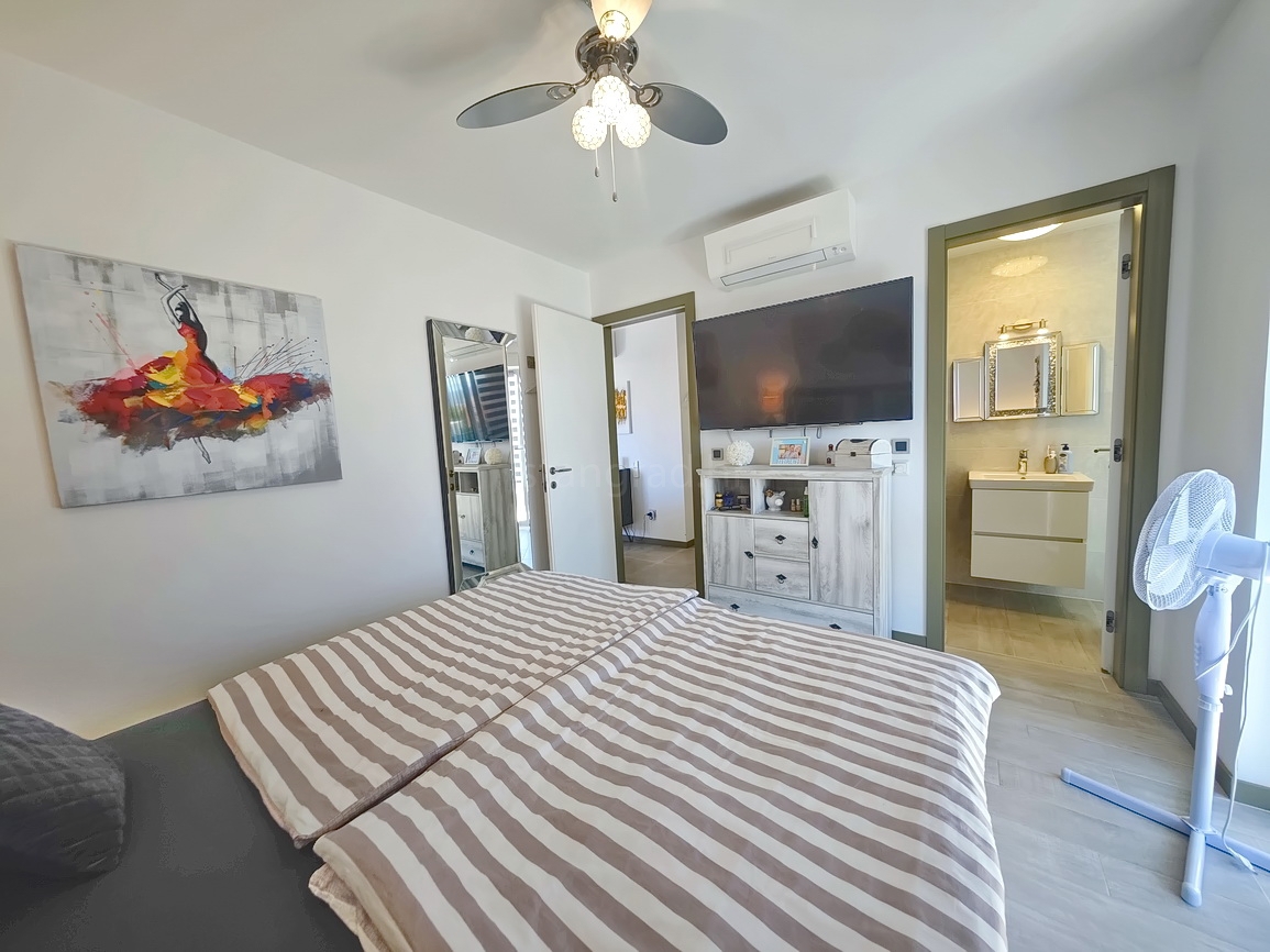 Krk, moderno appartamento con piscina e vista mare!