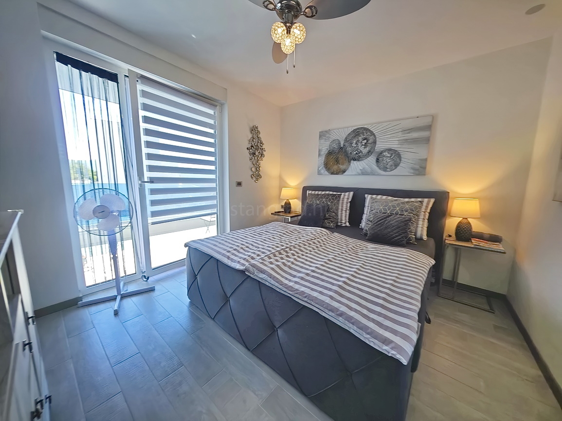 Krk, moderno appartamento con piscina e vista mare!