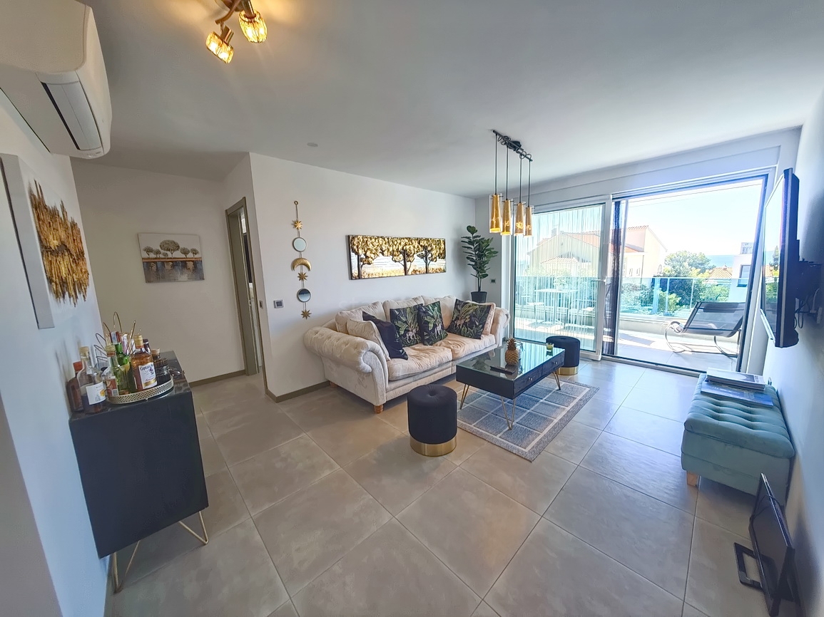 Krk, moderno appartamento con piscina e vista mare!