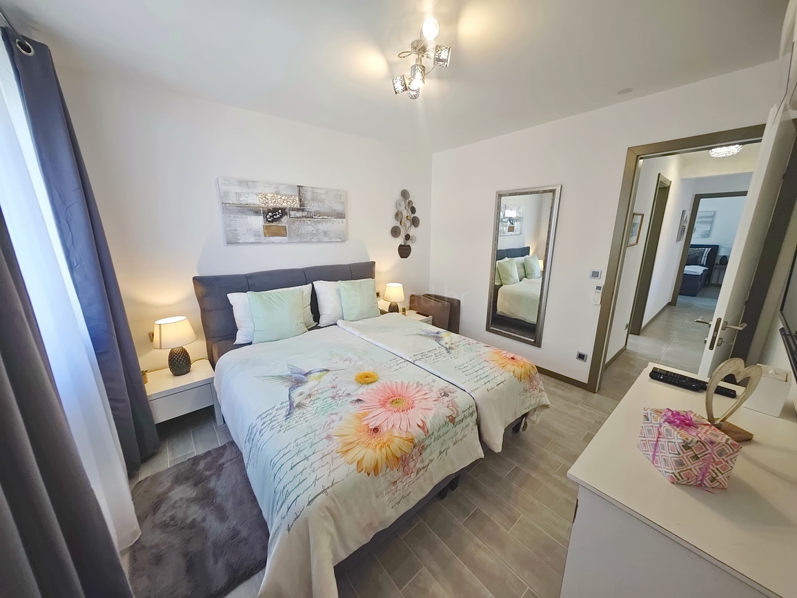 Krk, moderno appartamento con piscina e vista mare!