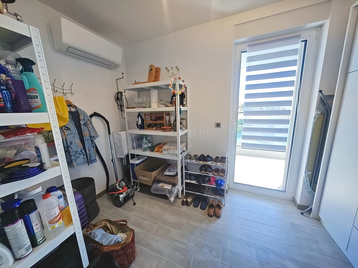 Krk, moderno appartamento con piscina e vista mare!