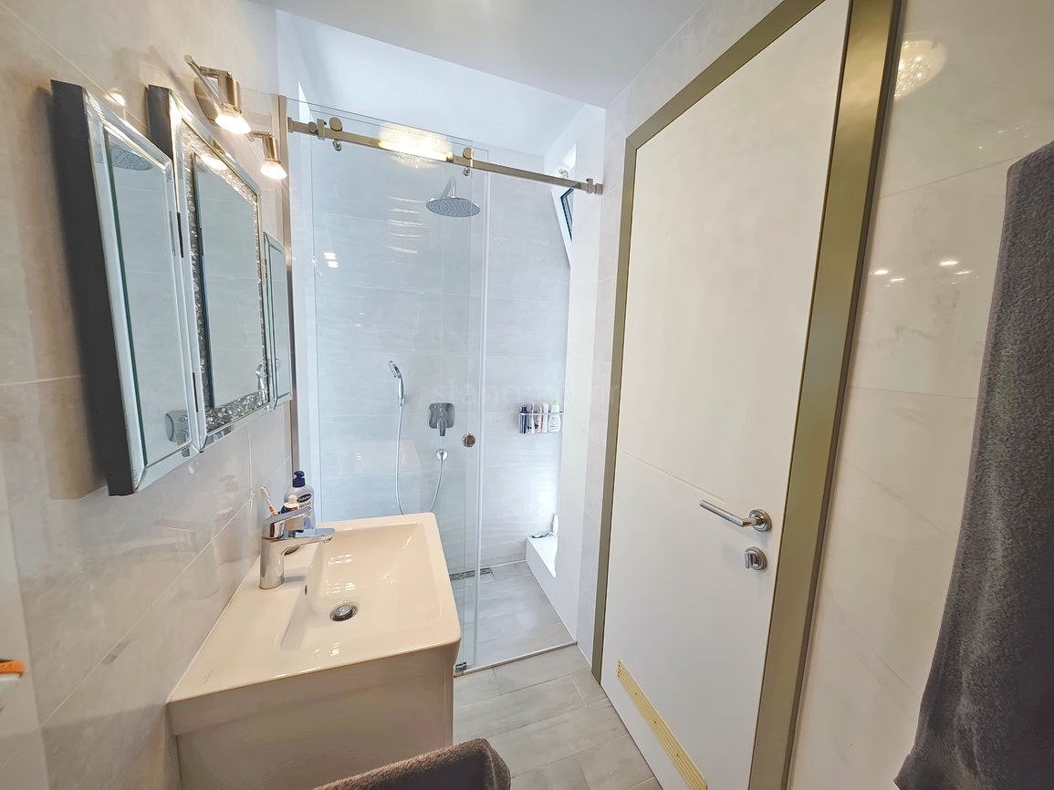 Krk, moderno appartamento con piscina e vista mare!