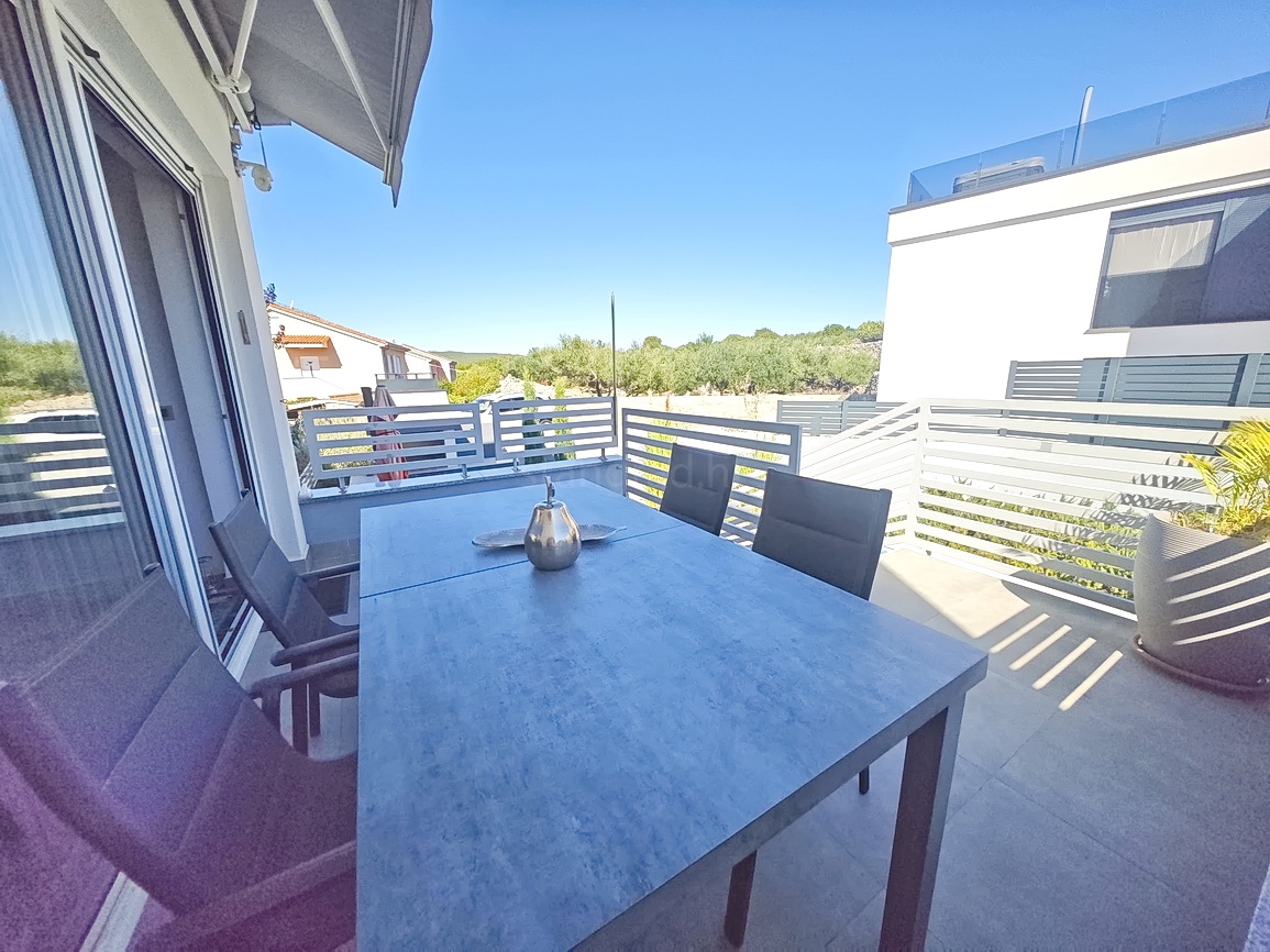 Krk, moderno appartamento con piscina e vista mare!