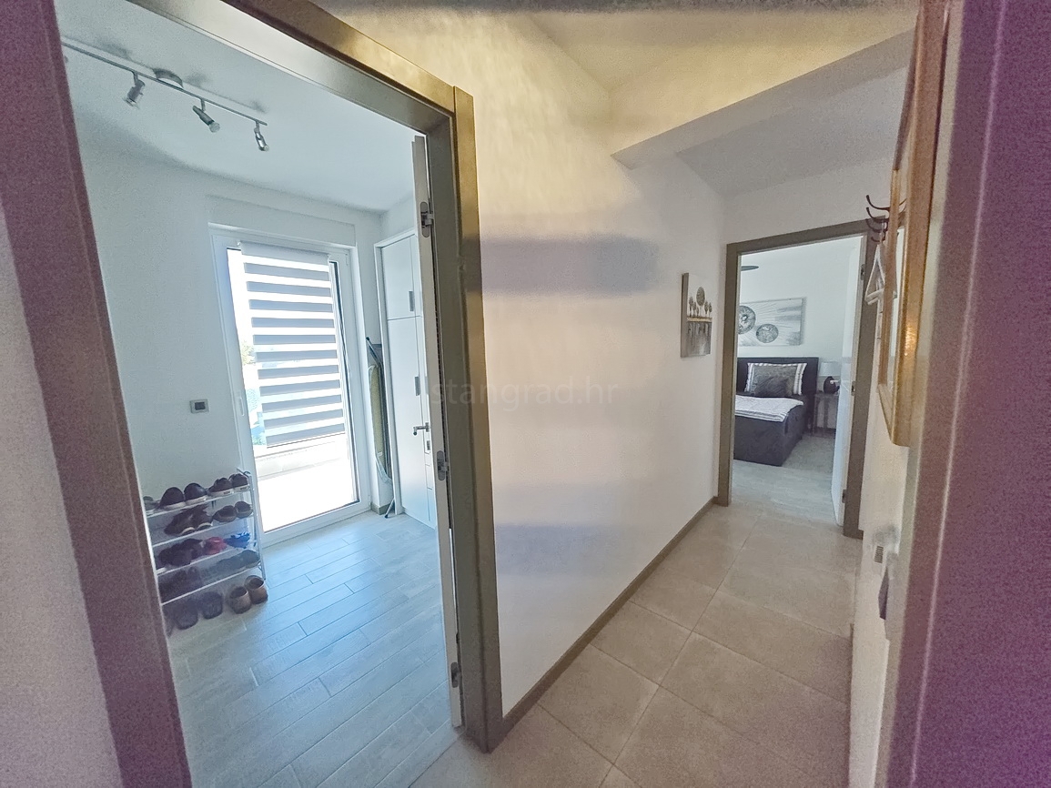 Krk, moderno appartamento con piscina e vista mare!