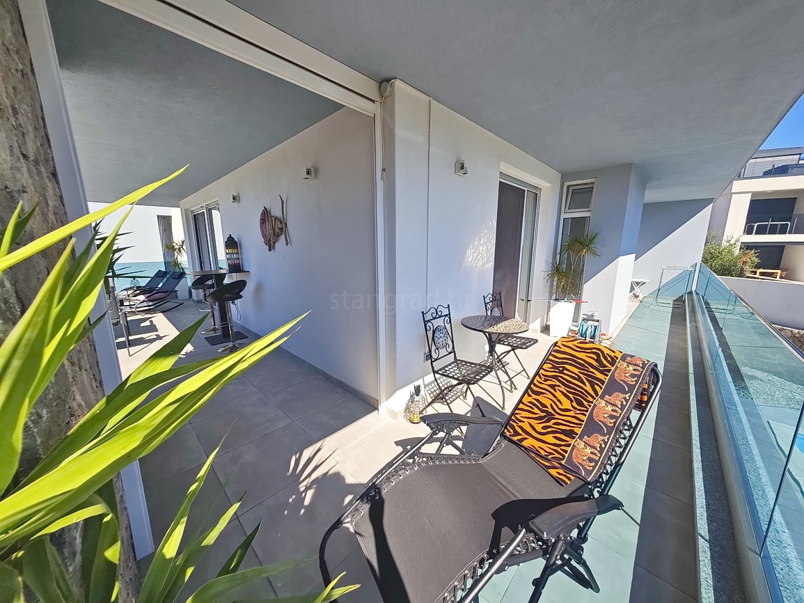 Krk, moderno appartamento con piscina e vista mare!