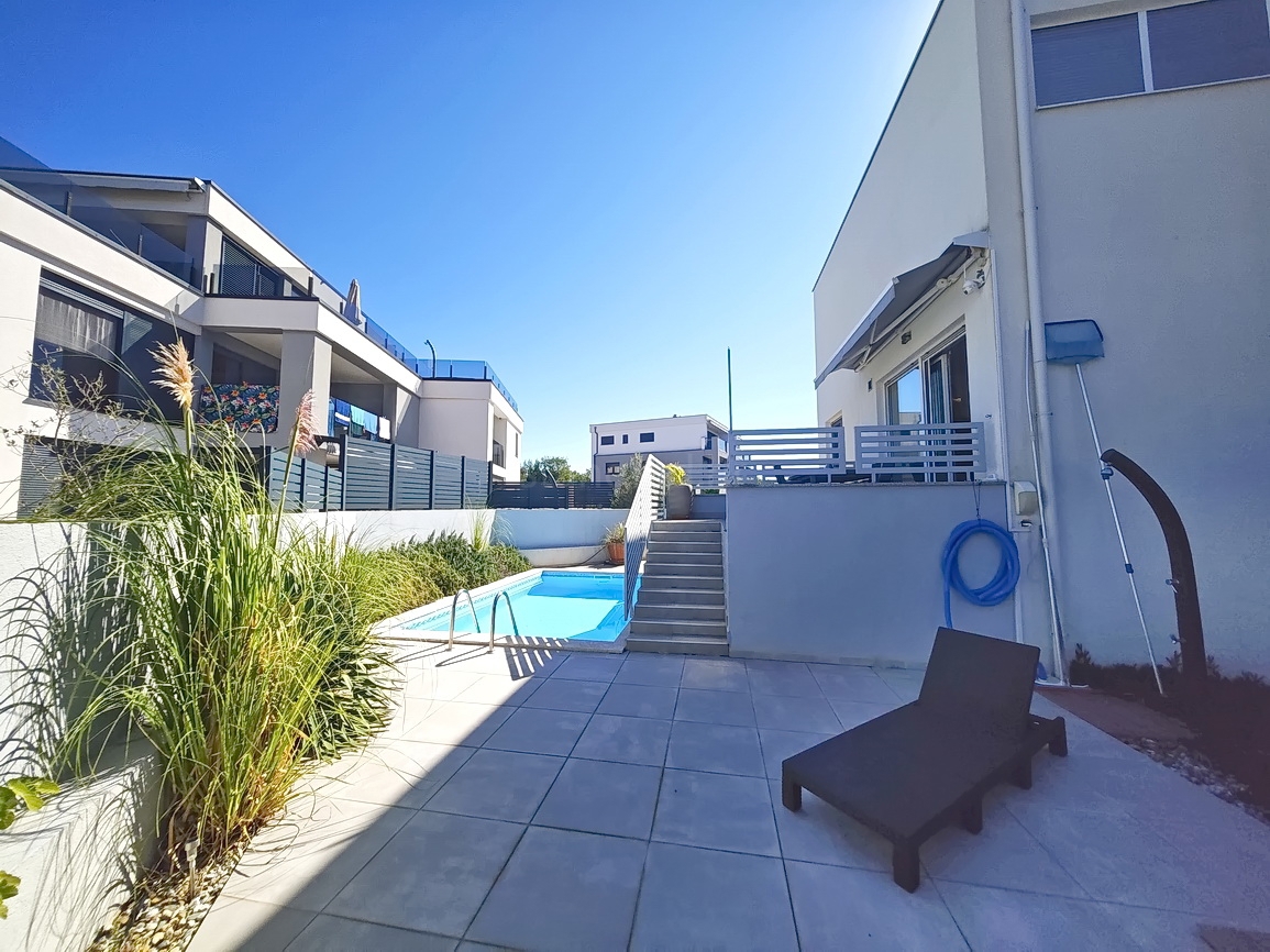 Krk, moderno appartamento con piscina e vista mare!