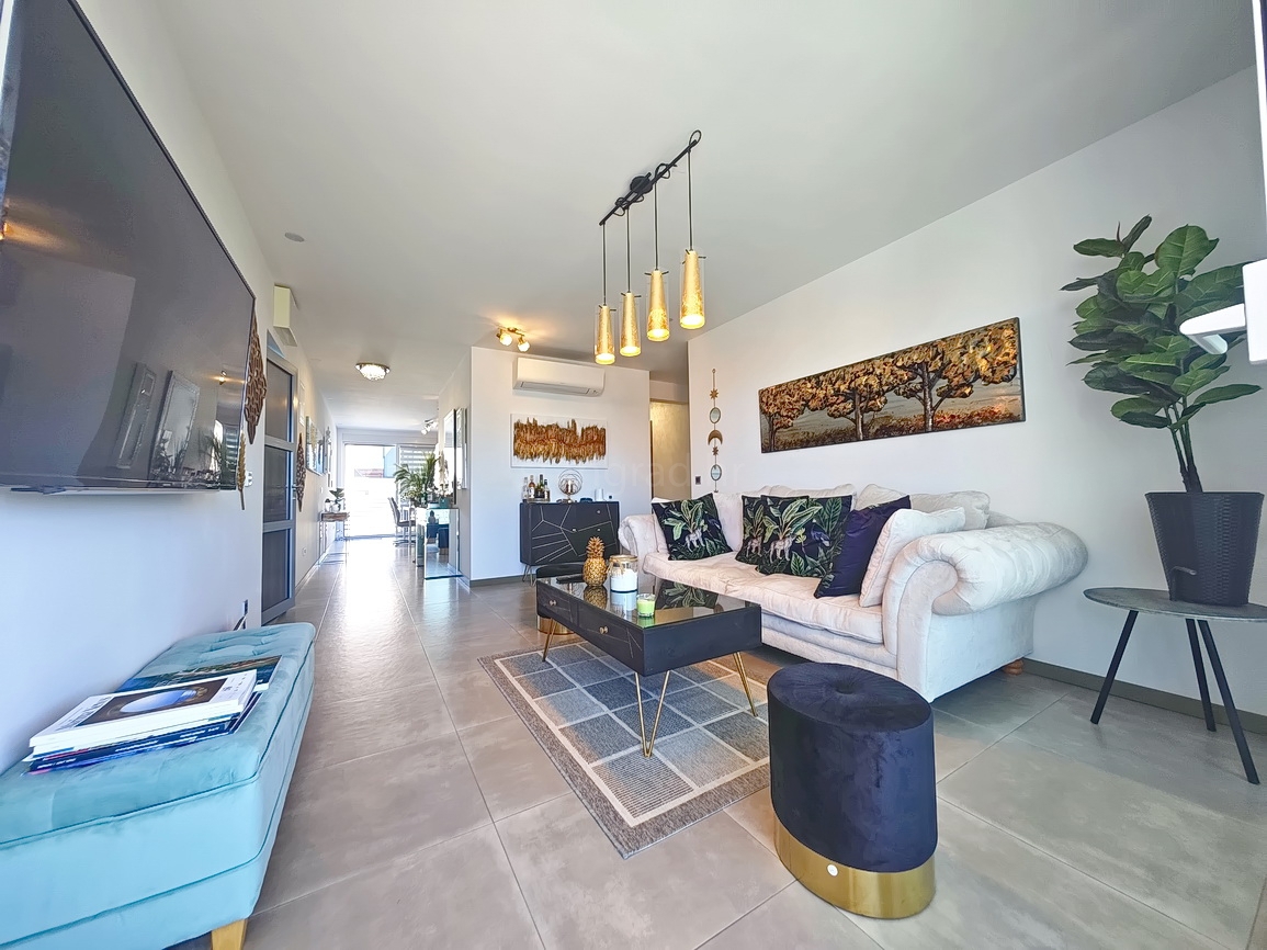 Krk, moderno appartamento con piscina e vista mare!