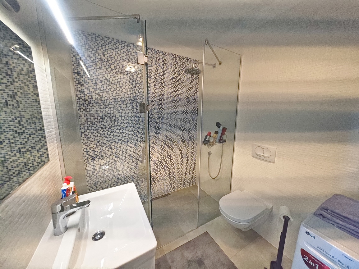 Krk, moderno appartamento con piscina e vista mare!