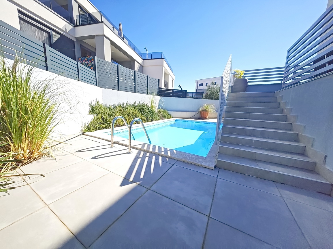 Krk, moderno appartamento con piscina e vista mare!