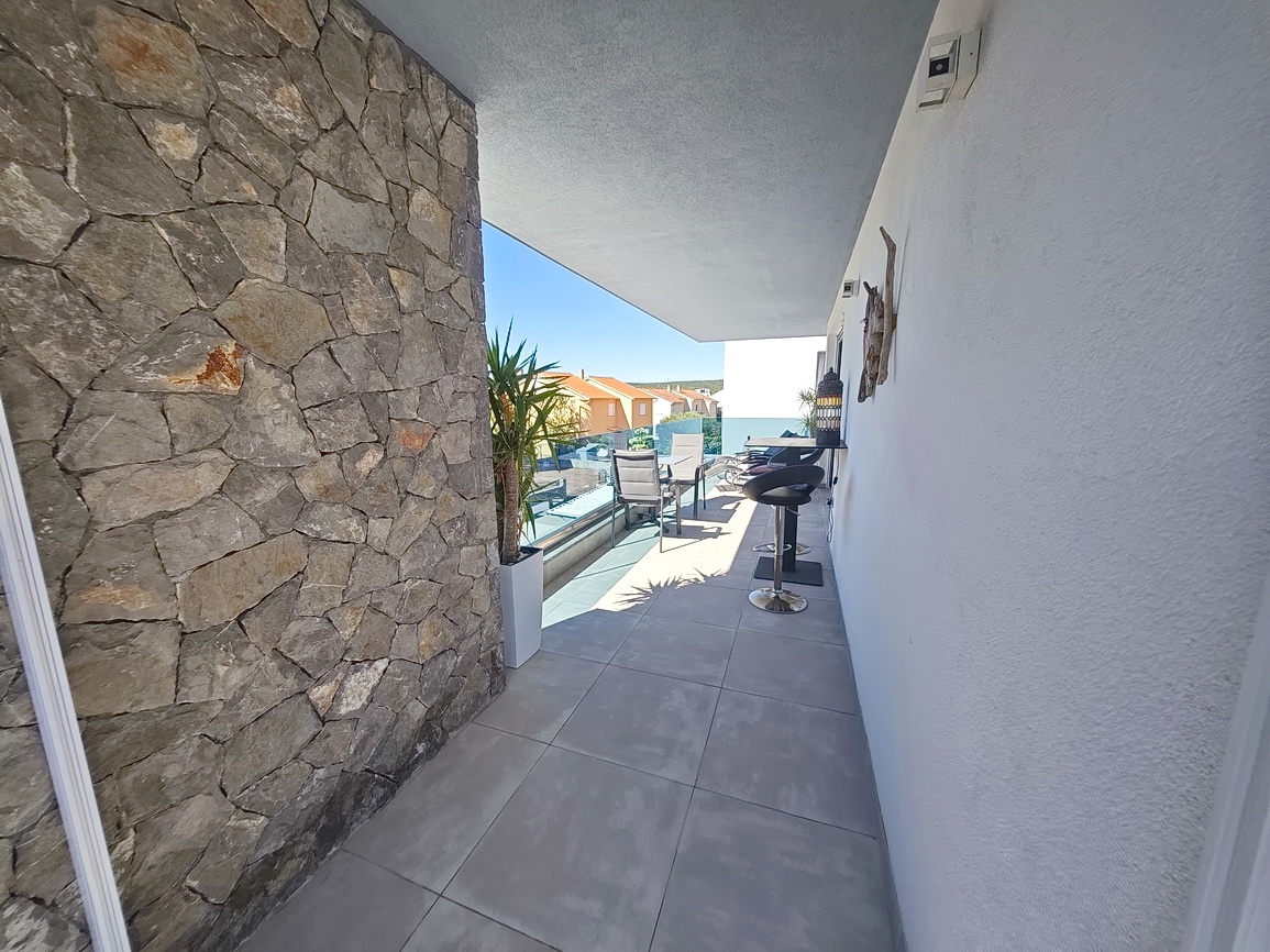Krk, moderno appartamento con piscina e vista mare!